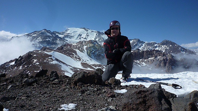 #9 Sommet : Didier au sommet sur fond de Cerro El Plomo et ses 5432m Sommet : Didier au sommet sur fond de Cerro El Plomo et ses 5432m