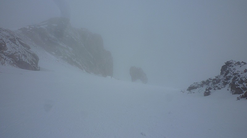 #13 Descente : Le milieu du couloir, peu de visibilité mais bonne neige Descente : Le milieu du couloir, peu de visibilité mais bonne neige
