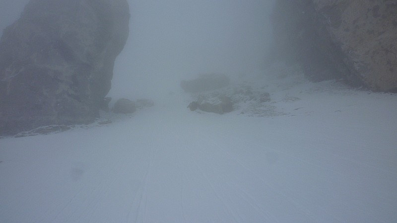 #14 Descente : Je croyais m Descente : Je croyais m'être perdu. Heureusement que j'avais repéré ce couloir lors de l'ascension.