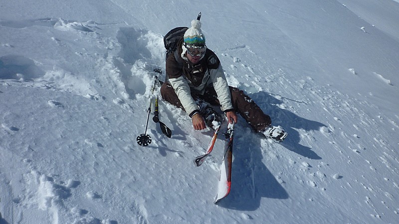 Descente : Neige un peu traître à la descente, Aymeric pourtant excellent skieur s'est fait piéger.