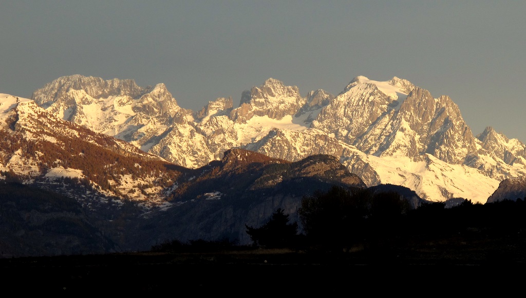 #1 Quelques sommets... : Premiers rayons de soleil sur le Massif des Ecrins, depuis Guillestre Quelques sommets... : Premiers rayons de soleil sur le Massif des Ecrins, depuis Guillestre