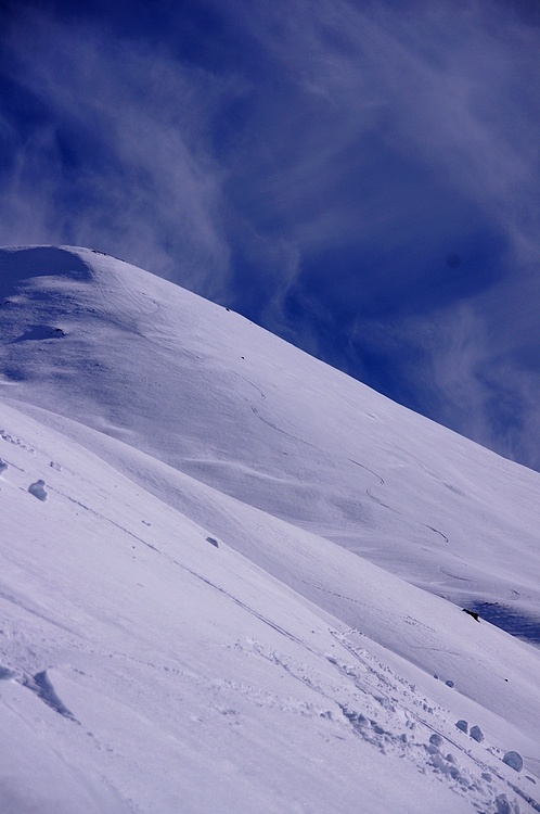 #6 sommet coté 2731m : ce sommet a reçu apparemment très localement beaucoup de neige environ 60cm sur ces 150m de face sommet coté 2731m : ce sommet a reçu apparemment très localement beaucoup de neige environ 60cm sur ces 150m de face