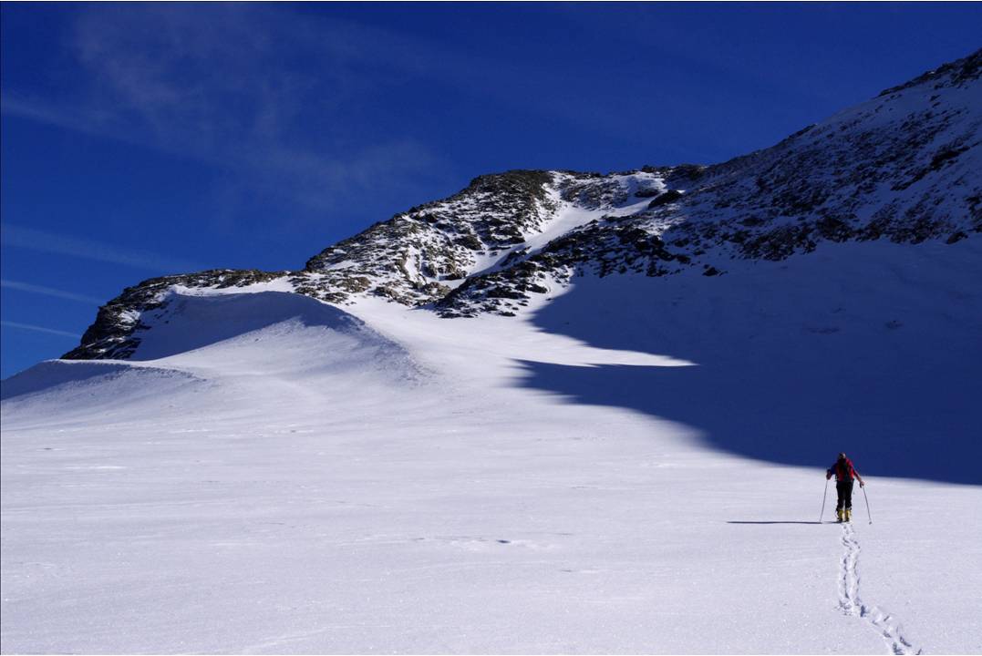 #5 A l A l'approche : Partie finale de la Cîme Monfret, sa jolie écharpe de neige, puis son couloir en S... au terme de la Savoie... loin vers l'EST et haut.