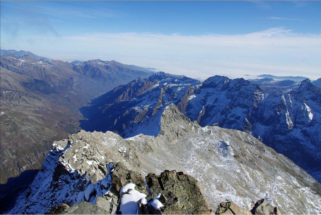 #6 La Vetta : Depuis le sommet, çà bascule raide sur le Piémont, la Valle Grande... et son affluent le Vallone di Séa... 2200m en contrebas! La Vetta : Depuis le sommet, çà bascule raide sur le Piémont, la Valle Grande... et son affluent le Vallone di Séa... 2200m en contrebas!