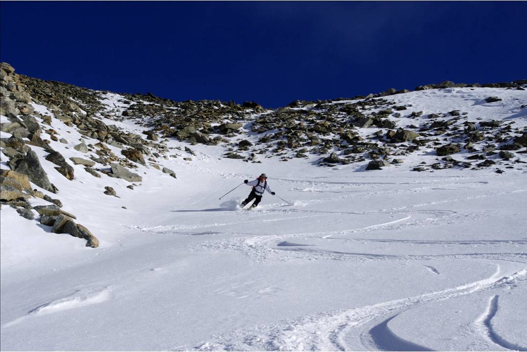 #12 Poudre sommitale : Dans le couloir sommital, 10-15 de grains légers, sur fond dur... voilà une poudre qui se mérite... et qui se savoure... N Poudre sommitale : Dans le couloir sommital, 10-15 de grains légers, sur fond dur... voilà une poudre qui se mérite... et qui se savoure... N'est-ce pas Pierre?