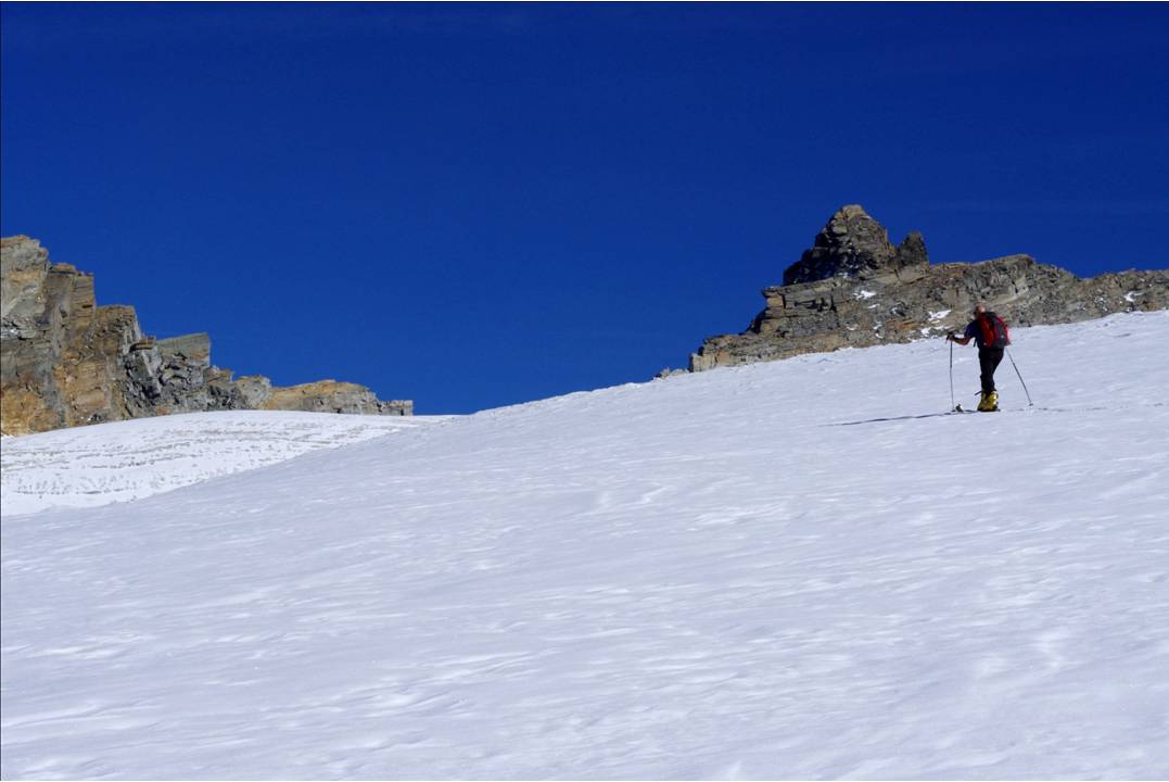 #4 Sous Mezzenile : Jolie trace de Pierre, autoritaire (faisant autorité!).
Sous l Sous Mezzenile : Jolie trace de Pierre, autoritaire (faisant autorité!).
Sous l'horizon de la Pointe Mezzenile, toute de gneiss rouges constituées. C'est l'Afrique!