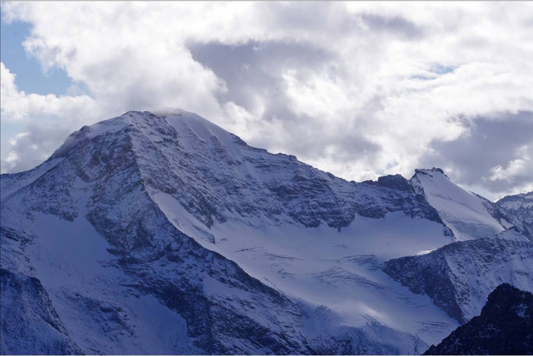 #11 Ciamarella menaçante : La Grande Ciamarella attire les nuages... qu Ciamarella menaçante : La Grande Ciamarella attire les nuages... qu'ils s'y déversent... et rétablissent son allure englacée!!!