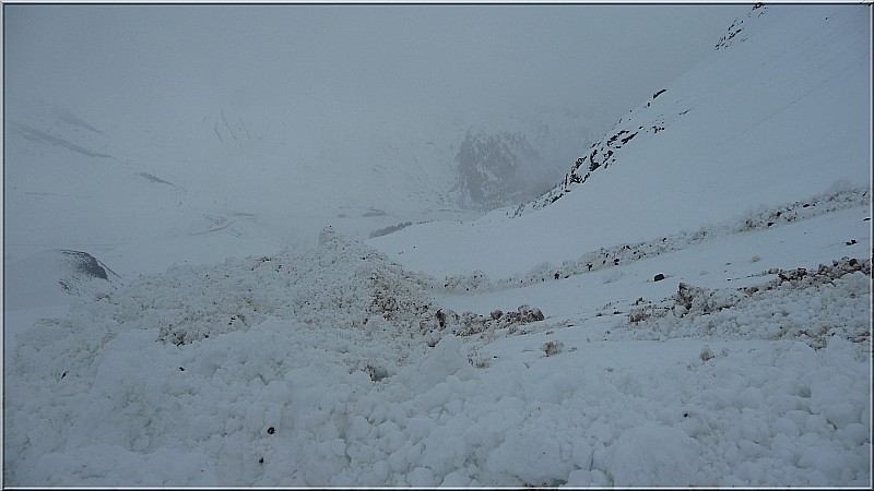 #1 Avalanche : Dans la combe, une importante avalanche est descendue relativement bas. Avalanche : Dans la combe, une importante avalanche est descendue relativement bas.