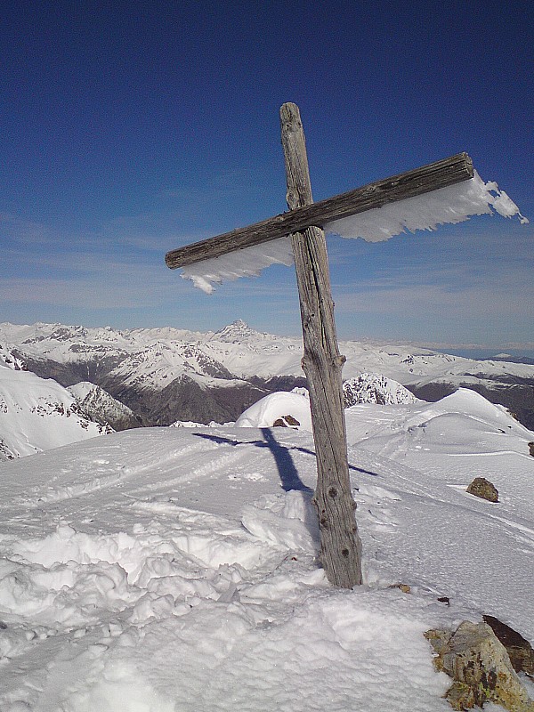 Summit : La croix sommitale juste devant le Viso