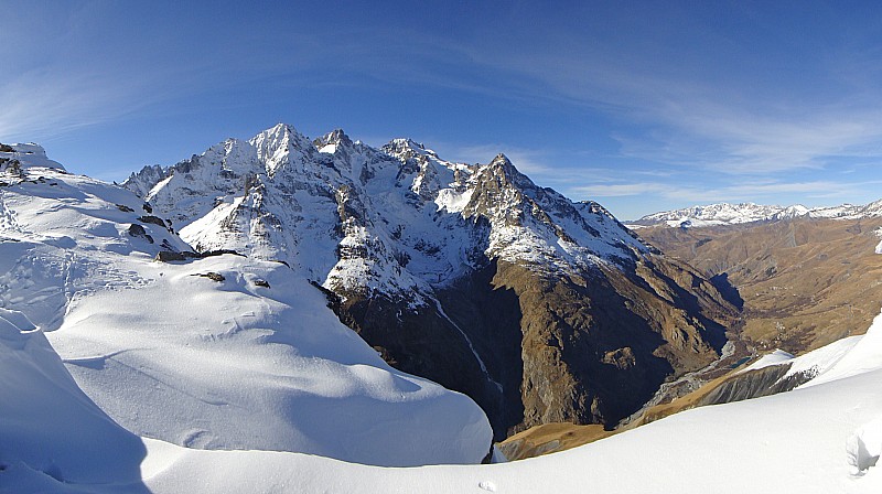 #2 Au col : On à une belle vue avec une belle marque la limite neige/no neige Au col : On à une belle vue avec une belle marque la limite neige/no neige