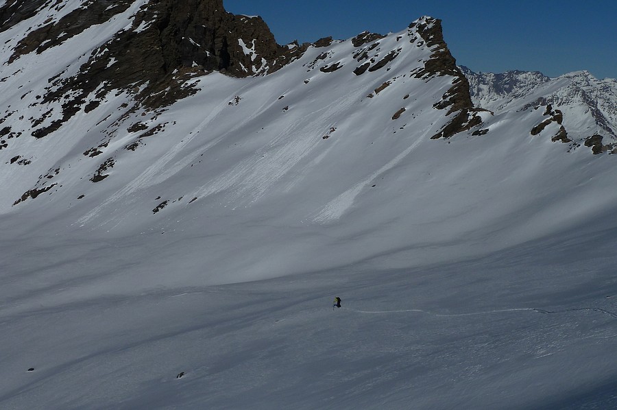 #12 Vallon du Fond : Sur des rails (de poudre)
(photo Sings) Vallon du Fond : Sur des rails (de poudre)
(photo Sings)