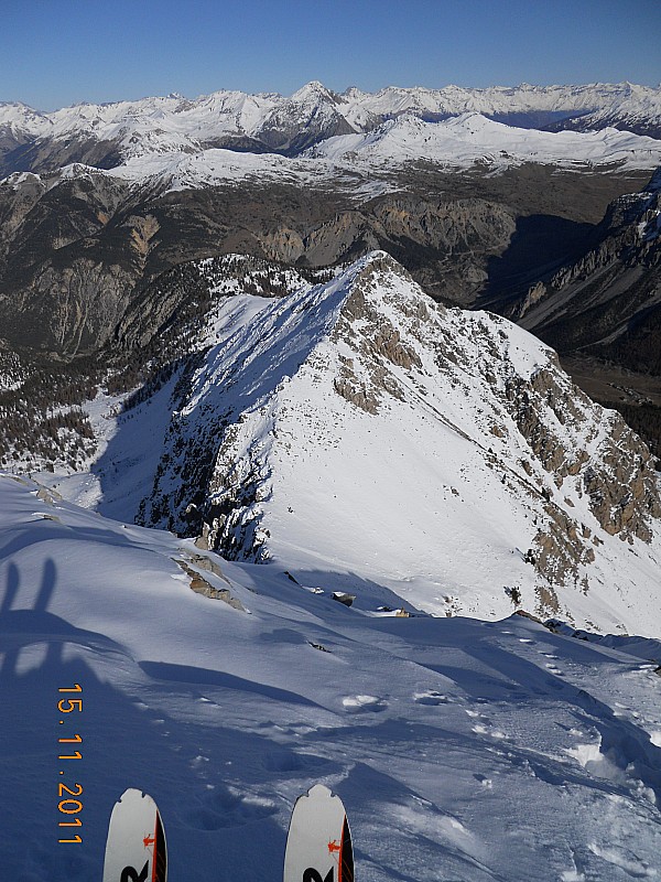 #8 Grand Peygu : Départ à ski du sommet par la face N-E avec vue sur le Petit Peygu et le Laus en bas à droite. Grand Peygu : Départ à ski du sommet par la face N-E avec vue sur le Petit Peygu et le Laus en bas à droite.