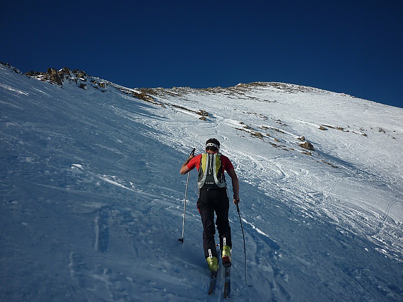 #3 A l A l'approche du summit : Non loin de l'arête que nous avons rejoint pour terminer dessus, skis au dos (on aurait pu continuer skis aux pieds jusqu'en haut mais nous voulions faire une ptite arête...)