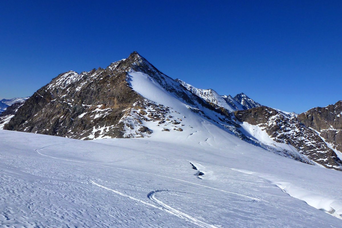 #8 Pointe de la Traversière : Sur ce versant, une belle pente mais avec une sortie rocheuse. Pointe de la Traversière : Sur ce versant, une belle pente mais avec une sortie rocheuse.