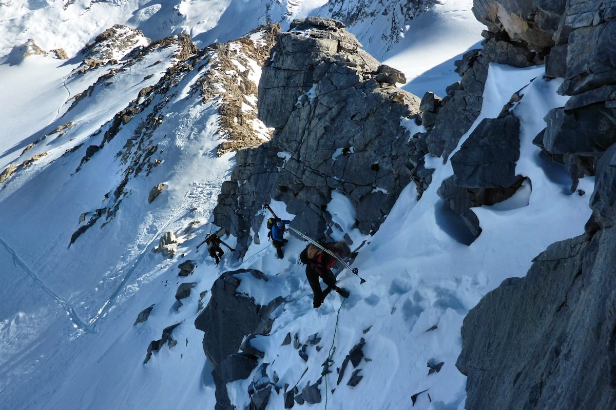 #12 Début de l Début de l'arête : Neige et rochers. (photo DS)