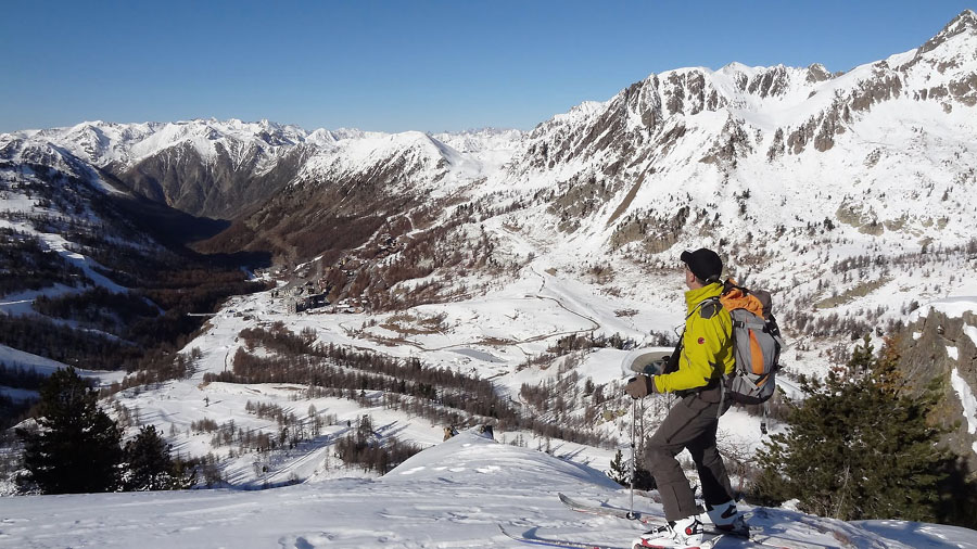 #16 Vue plongeante sur Isola 2000 assez bien enneigé finalement même coté sud / col de la Lombarde Vue plongeante sur Isola 2000 assez bien enneigé finalement même coté sud / col de la Lombarde