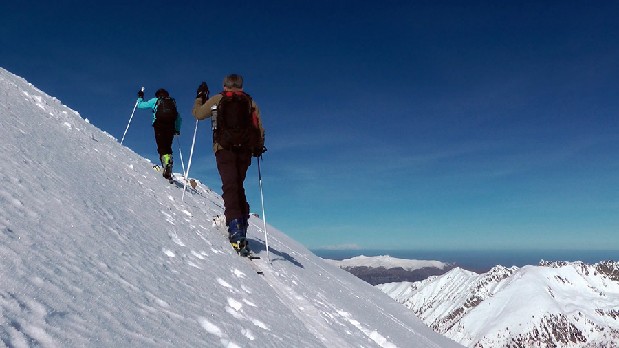 #11 2770m : on commence à voir le Mt Rose (4634m) au centre .... à 210 Km de là  ! 2770m : on commence à voir le Mt Rose (4634m) au centre .... à 210 Km de là  !