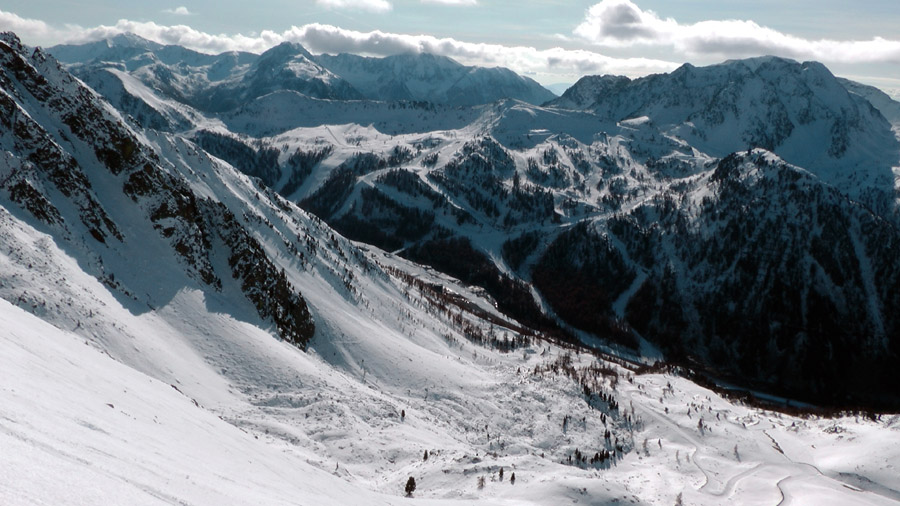 #4 2450m : on domine Isola 2000 où les ratrack ont travaillés toute la journée 2450m : on domine Isola 2000 où les ratrack ont travaillés toute la journée