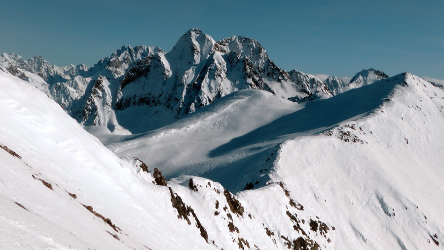 #9 2750m : on domine le col de Peania, avec une vue magique sur les face nord du Malinvern et de l 2750m : on domine le col de Peania, avec une vue magique sur les face nord du Malinvern et de l'Argentera, Cime Vermeil à droite