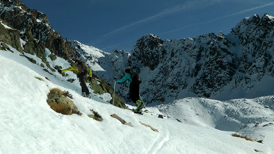 #2 2450m : premières pentes sur la croupe SW au dessus du col, à gauche les contreforts de la cime Vermeil 2450m : premières pentes sur la croupe SW au dessus du col, à gauche les contreforts de la cime Vermeil
