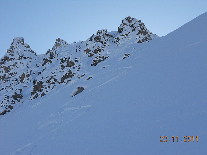 #10 Clot la cime : A la sortie du petit couloir, la pente N est encore bonne. Clot la cime : A la sortie du petit couloir, la pente N est encore bonne.