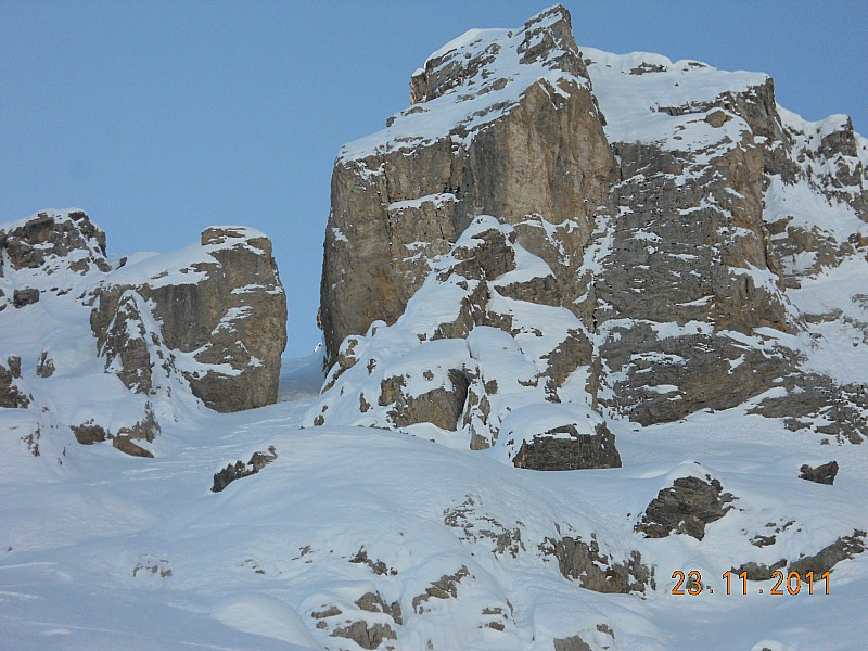 #2 Pic de Beaudouis : Déjà 3 traces de descente dans le (beau) passage intermédiaire. Nous ne l Pic de Beaudouis : Déjà 3 traces de descente dans le (beau) passage intermédiaire. Nous ne l'emprunterons pas aujourd'hui.