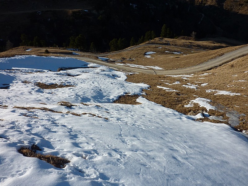 Fin de la descente : Des plaques de neige permettent d'arriver à la piste du Jeu.