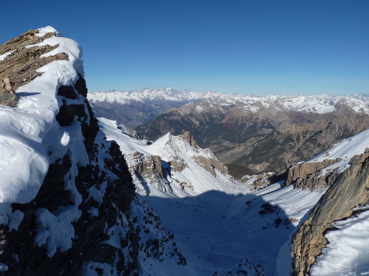#3 Vallon des pelouses : Prise dans la brêche entre deux pointes du sommet Vallon des pelouses : Prise dans la brêche entre deux pointes du sommet