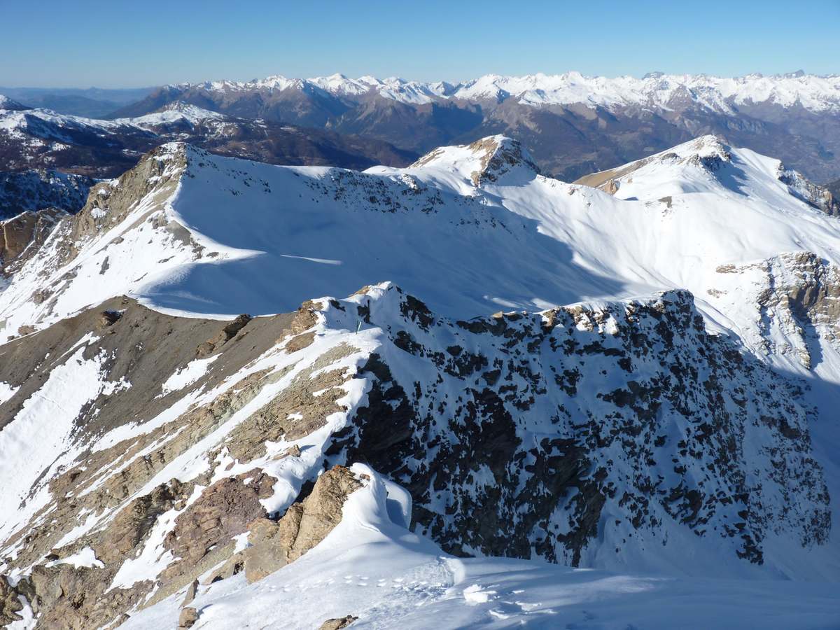 #5 Depuis le sommet : Les skis sur l Depuis le sommet : Les skis sur l'arête au loin