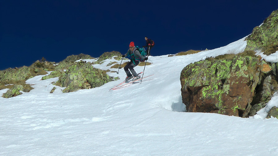 #16 2450m : quelques rochers au dessus du col, histoire de jouer un peu 2450m : quelques rochers au dessus du col, histoire de jouer un peu