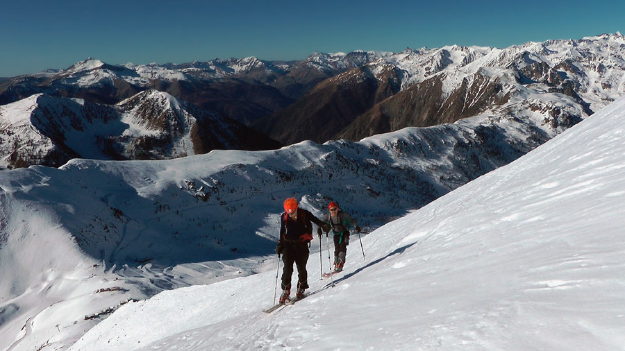 #1 2450m : Au dessus du col avec le Mt Mounier en A/R plan 2450m : Au dessus du col avec le Mt Mounier en A/R plan