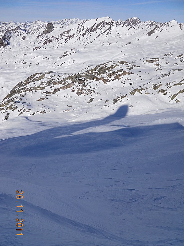 #10 Tête Toillies : Du point 2955m, ombre projetée des Toillies + vue sur le vallon et sur le versant sud des Sagnes Longues. Tête Toillies : Du point 2955m, ombre projetée des Toillies + vue sur le vallon et sur le versant sud des Sagnes Longues.