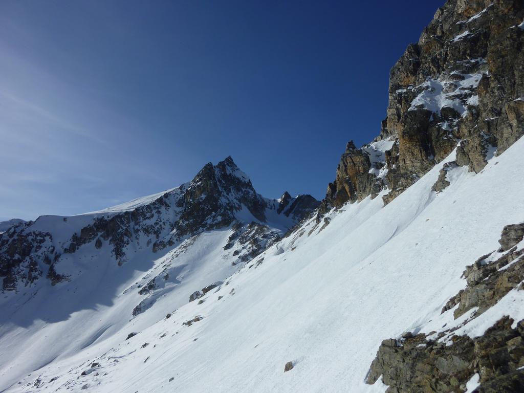 #2 Thabor : Le Thabor vu depuis la brèche, un skieur aperçu en ligne de crête. Thabor : Le Thabor vu depuis la brèche, un skieur aperçu en ligne de crête.