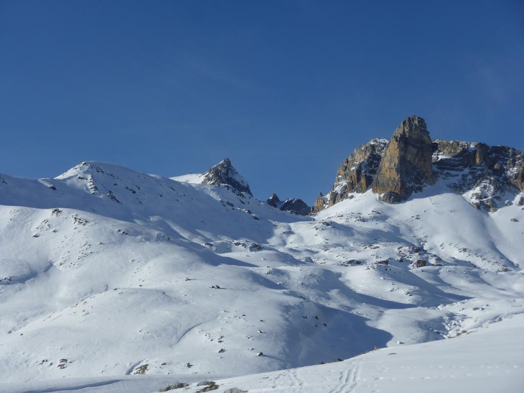 #1 Cheval Blanc et Thabor : La brêche à gauche du cheval blanc qui donne sur le vallon du Peyron Cheval Blanc et Thabor : La brêche à gauche du cheval blanc qui donne sur le vallon du Peyron