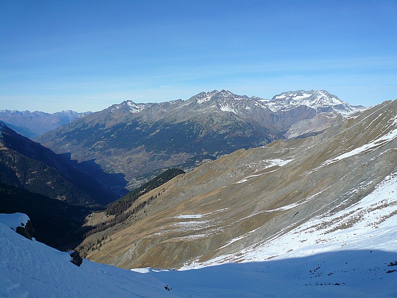#1 Vue sur la route et voiture : en aval de Modane en fond de vallée Vue sur la route et voiture : en aval de Modane en fond de vallée