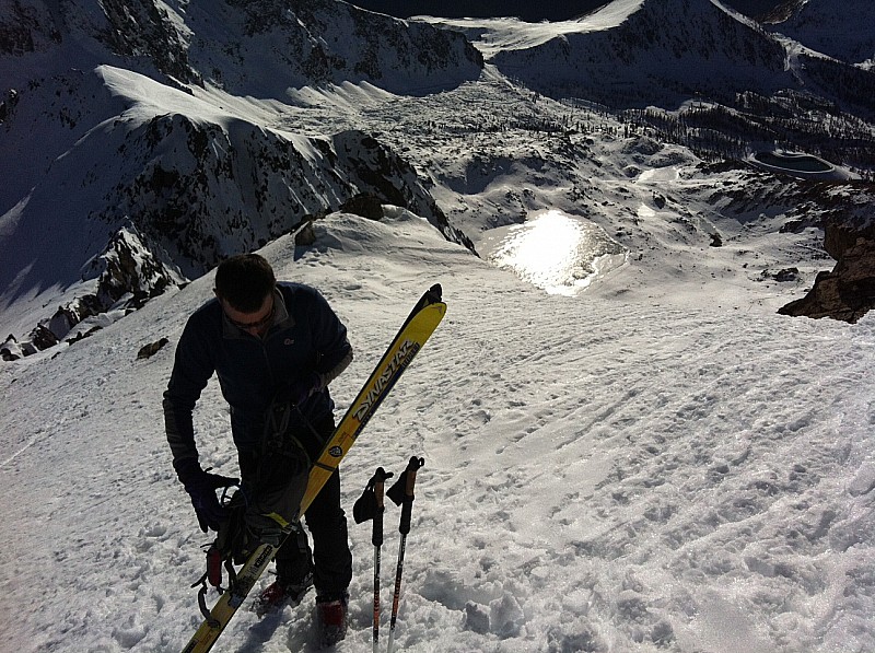 On remet les skis : On remet les skis, le lac de Terres Rouges derrière Christophe
