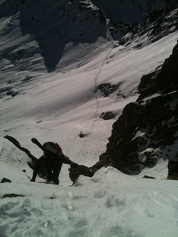 #2 Ma pomme dans le couloir : Ma pomme dans le couloir, vue sur la trace en traversée depuis la baisse de Druos Ma pomme dans le couloir : Ma pomme dans le couloir, vue sur la trace en traversée depuis la baisse de Druos