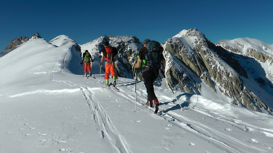 #17 2800m : la fine équipe arrive au sommet des Garrets 2800m : la fine équipe arrive au sommet des Garrets