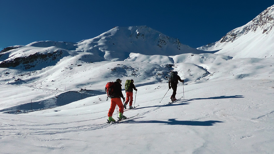 2250m : Départ sous un soleil et surprise une neige magnifique