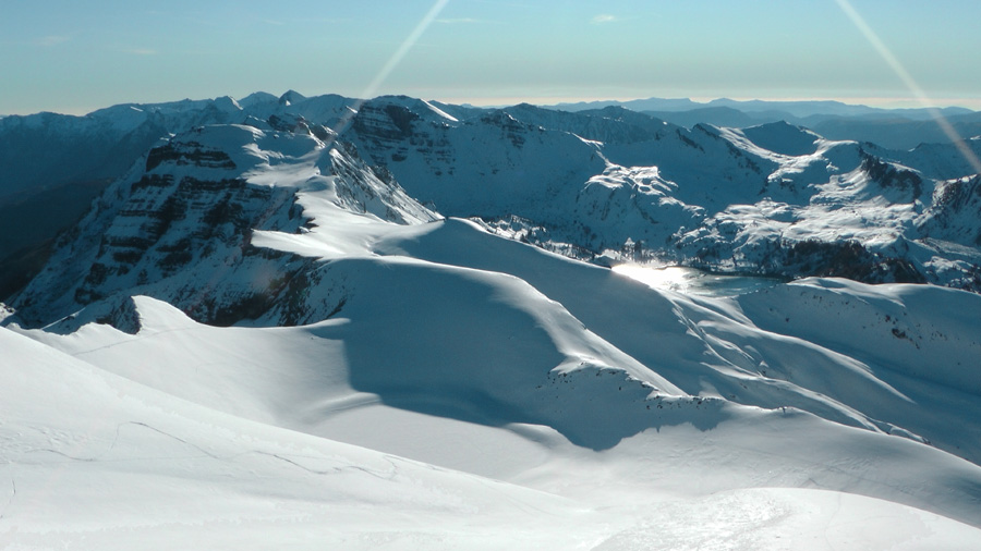 2822m : Superbe vue sur le Lac d'Allos partiellement gélé seulement et les Tours du lac