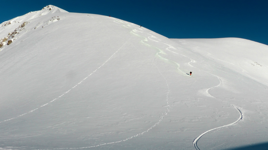 2650m : Cool la face ouest en poudre au soleil