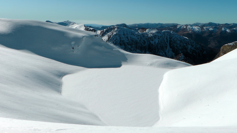 2639m : Lac de la petite cayole dans son écrin blanc