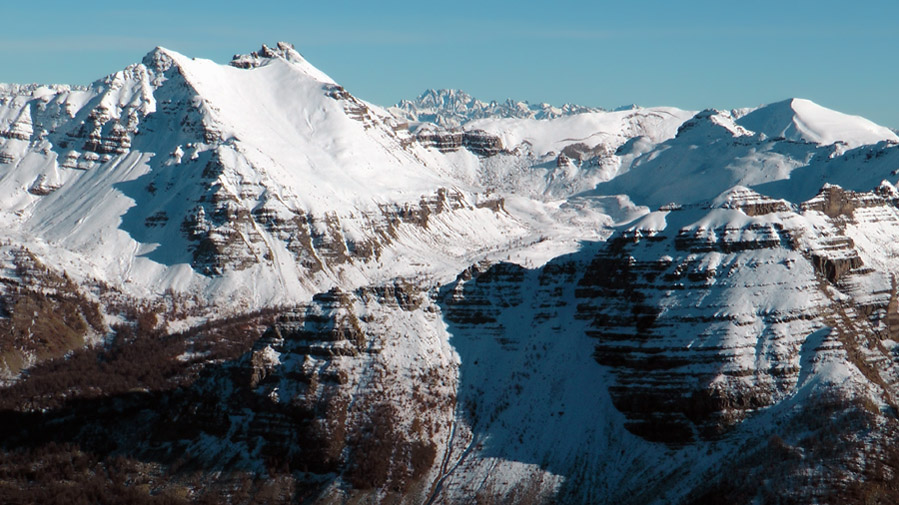 2750m : Zoom sur vallon de la roche trouée avec pointe cote de l'ane, l'Argentera en toile de fond