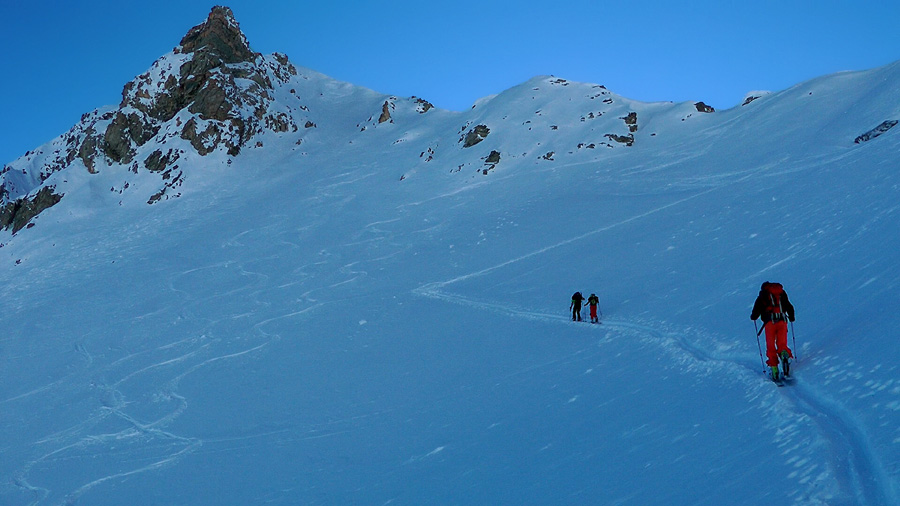 2250m : dernière pente du col de la petite cayole en neige plus tassée monté sans couteaux (juste sur les 20 derniers mètres)