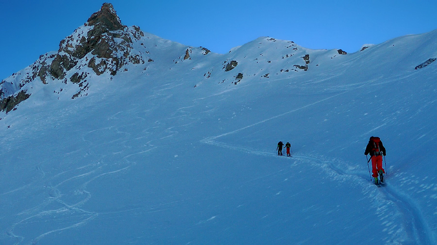#7 2250m : dernière pente du col de la petite cayole en neige plus tassée monté sans couteaux (juste sur les 20 derniers mètres) 2250m : dernière pente du col de la petite cayole en neige plus tassée monté sans couteaux (juste sur les 20 derniers mètres)