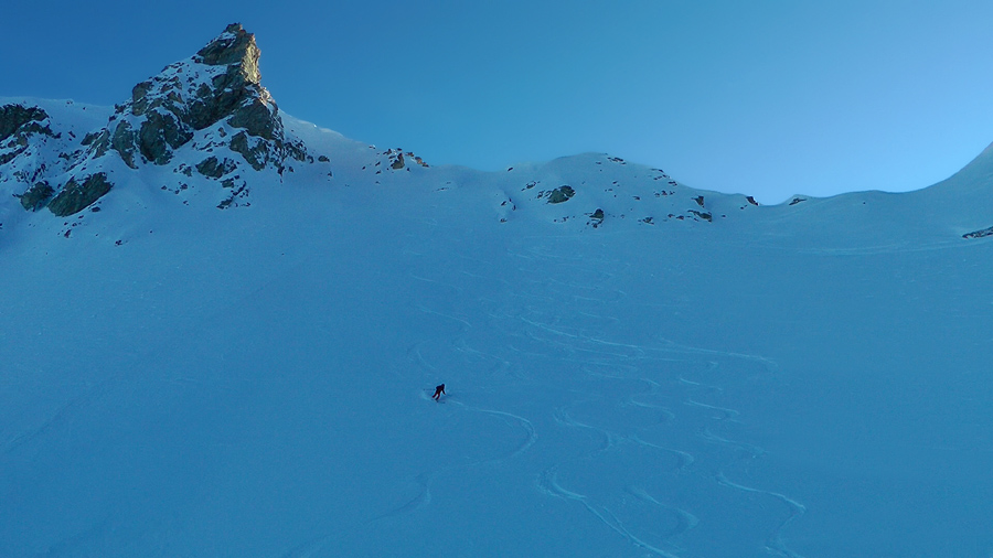 2550m : Sous le col, poudre encore jusqu'à la voiture mais à l'ombre, une super sortie !