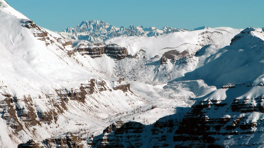 2750m : Massif de l'Argentera /Nasta /Brocan au travers du col de la roche Trouée