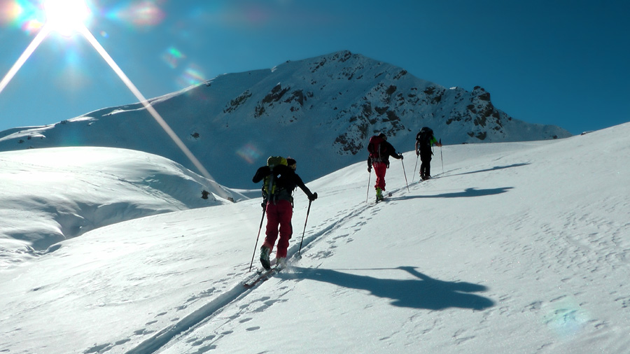 2500m : sous le soleil exactement, le sommet des Garrets avec sa face nord bien enneigée