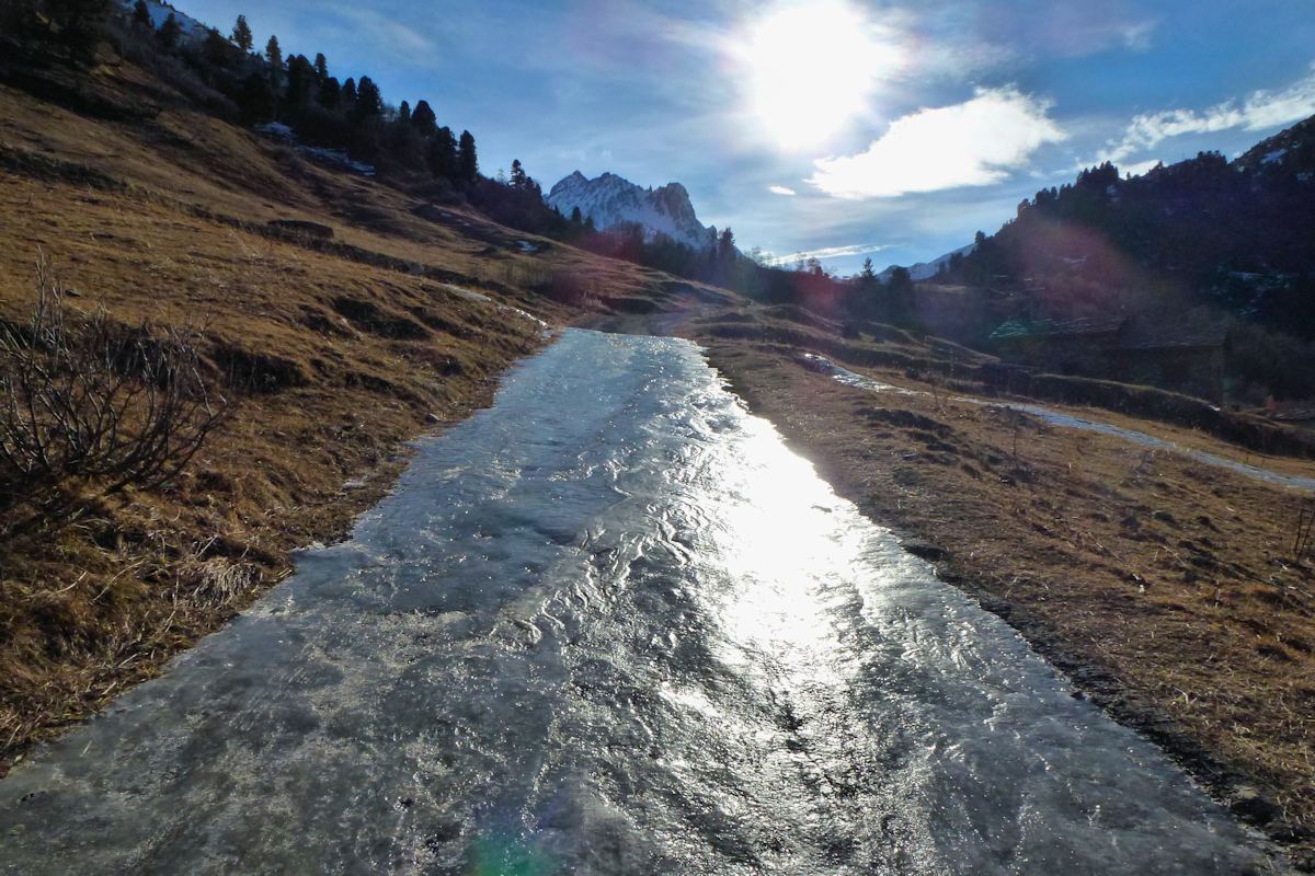 #15 Dissuasif ! : Vers 1940 m, sur la piste au dessus du Lavoir. Dissuasif ! : Vers 1940 m, sur la piste au dessus du Lavoir.