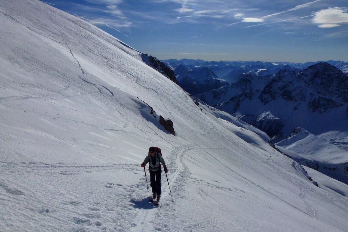#6 Michèle dans la face Sud : Avec en arrière plan les sommets Italiens bien enneigés. Michèle dans la face Sud : Avec en arrière plan les sommets Italiens bien enneigés.